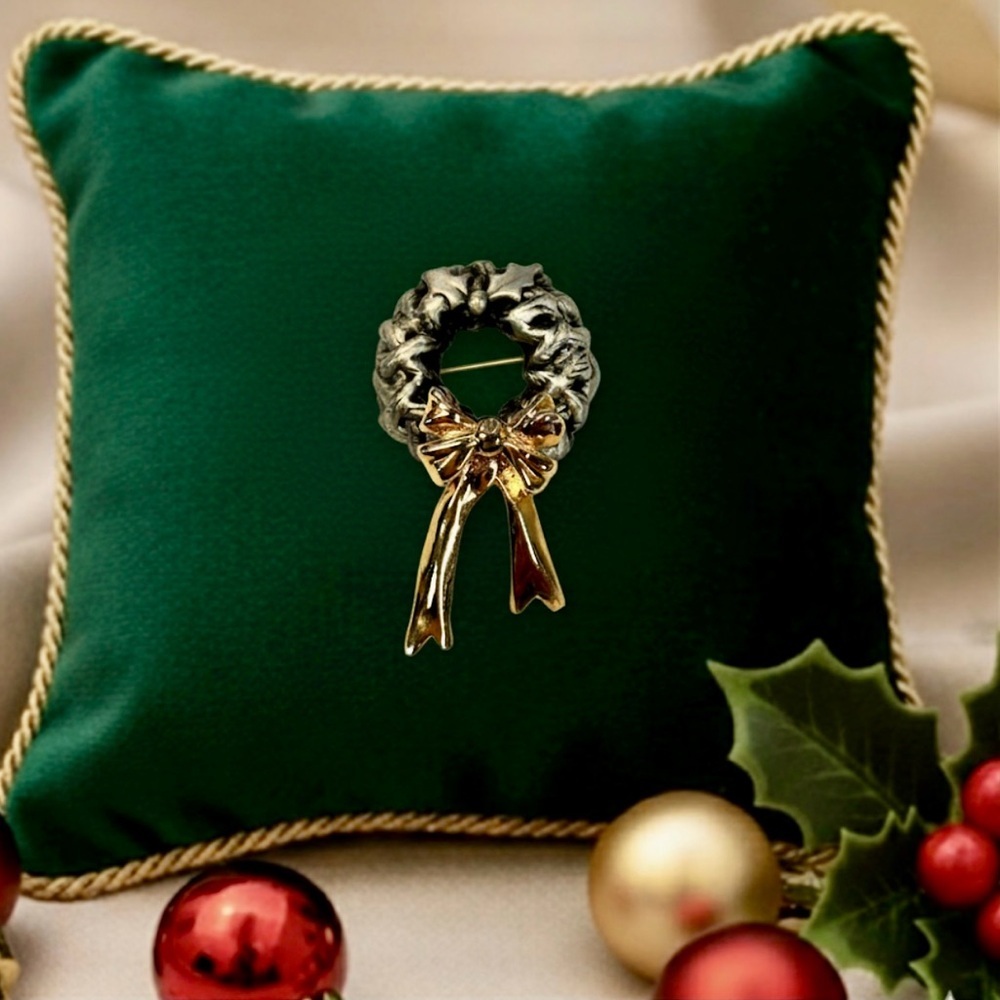 Vintage FAF/Diane Fafard Christmas wreath brooch